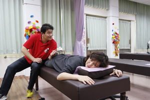 華醫科大調理保健科校園義診 技法到位師生稱「讚」。技職博覽會/攝影