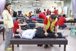 華醫科大調理保健科校園義診 技法到位師生稱「讚」。技職博覽會/攝影