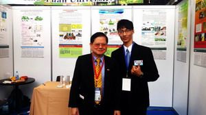 中華創新發明學會吳國俊理事長(左)與許榜祐同學(右)合影。技職博覽會/攝影