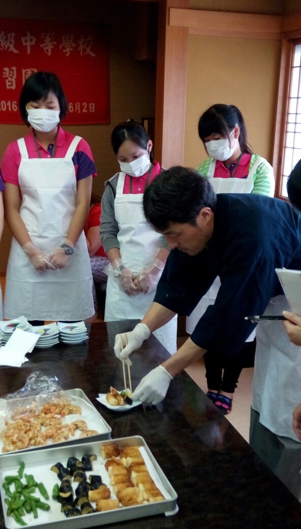 選手在金田屋實習甜點和日式粽子製作、松花堂定食配置，餐飲類學員見習廚房設施，在米屋參觀羊羹博物館，了解日式甜點發展歷史，實習日式甜點製作。（圖/員林家商提供） 