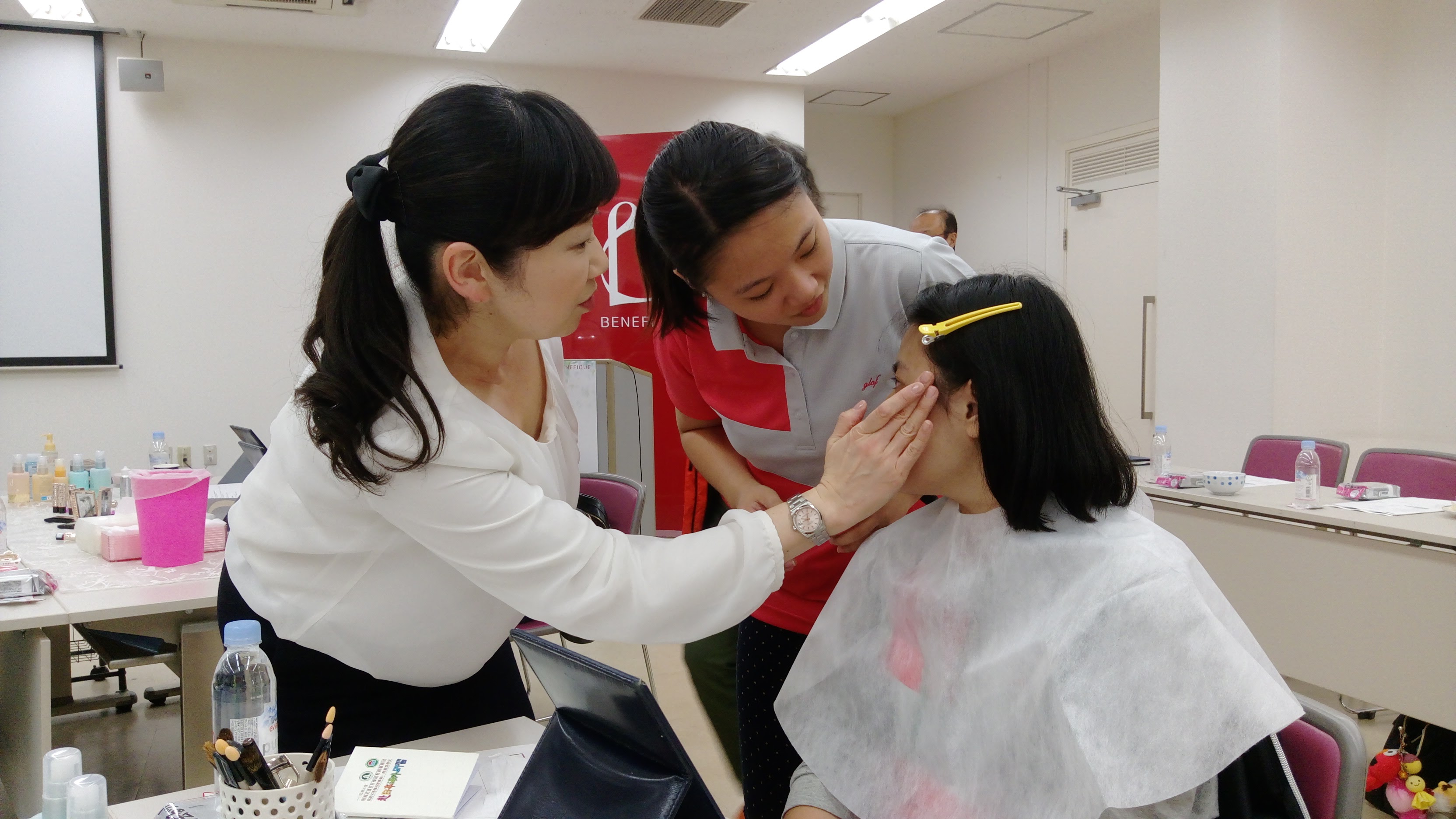 選手在資生堂公司實習化妝和最新款少女髮型梳理。（圖/員林家商提供）