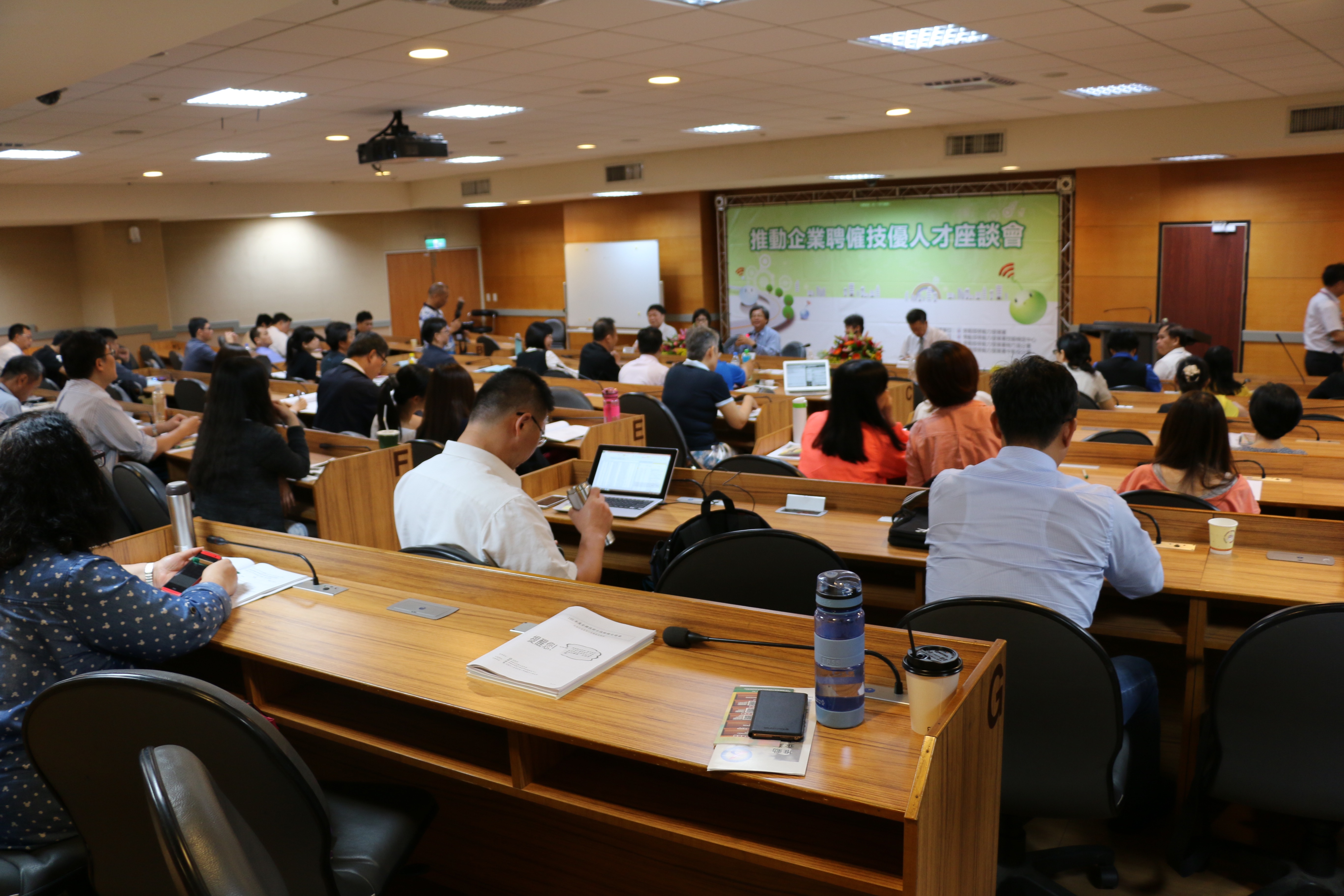 為了鼓勵企業提供高新職缺聘用技優人才,發展署舉辦「企業聘僱技優人才座談會」,現場近60人參與,由精密機械、冷凍空調、機電整合、光電半導體、自動化控制、電氣裝配(室內配線)、資訊技術等相關領域企業主,以及技能競賽教練、裁判長與學界關心技優人才培育教師為主。(圖/黃偉翔攝影)