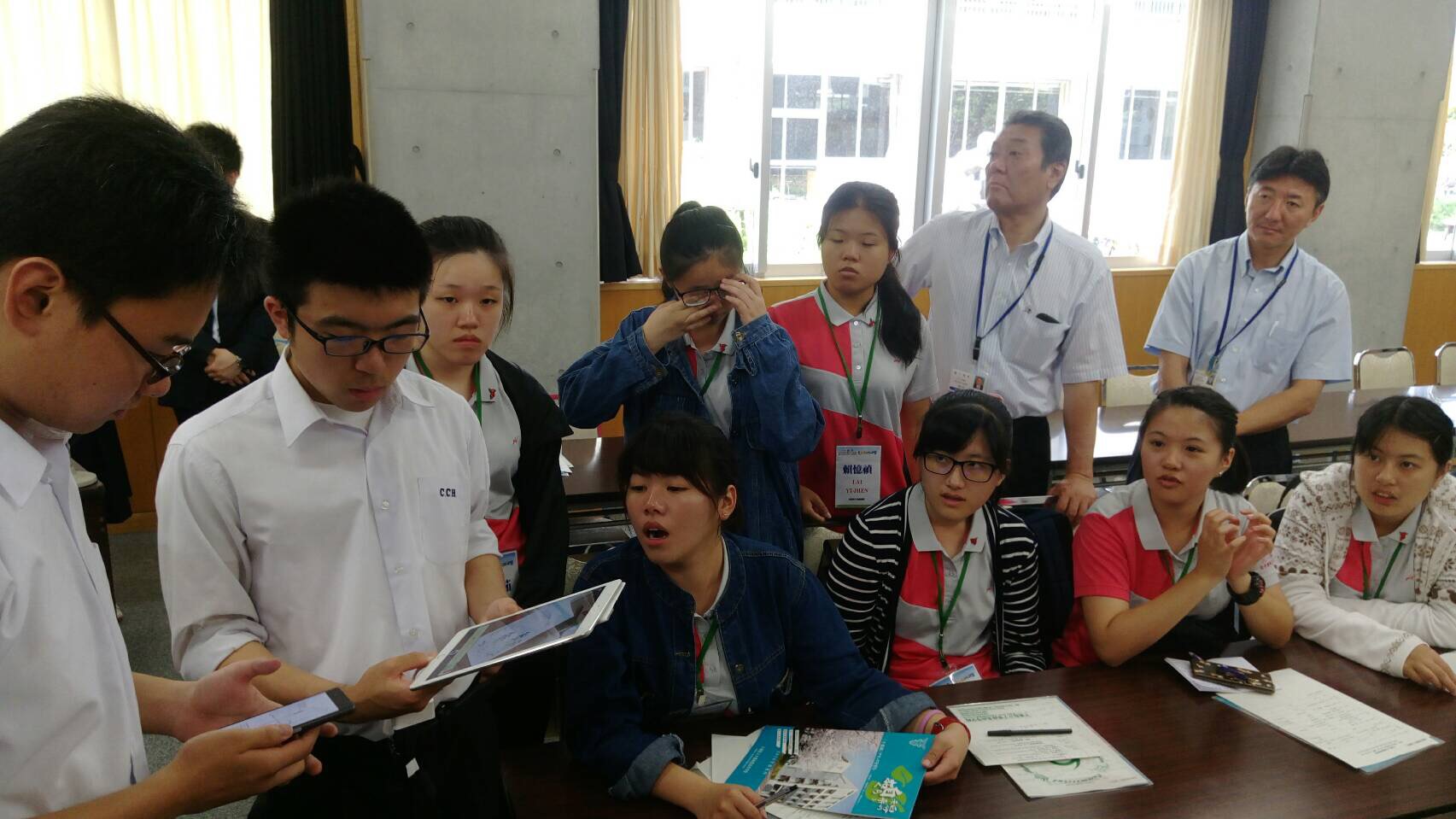 選手到千葉縣商業高校研習,藉由英語和日本學生互相交流兩國文化、學校運作模式等。(圖/員林家商提供)